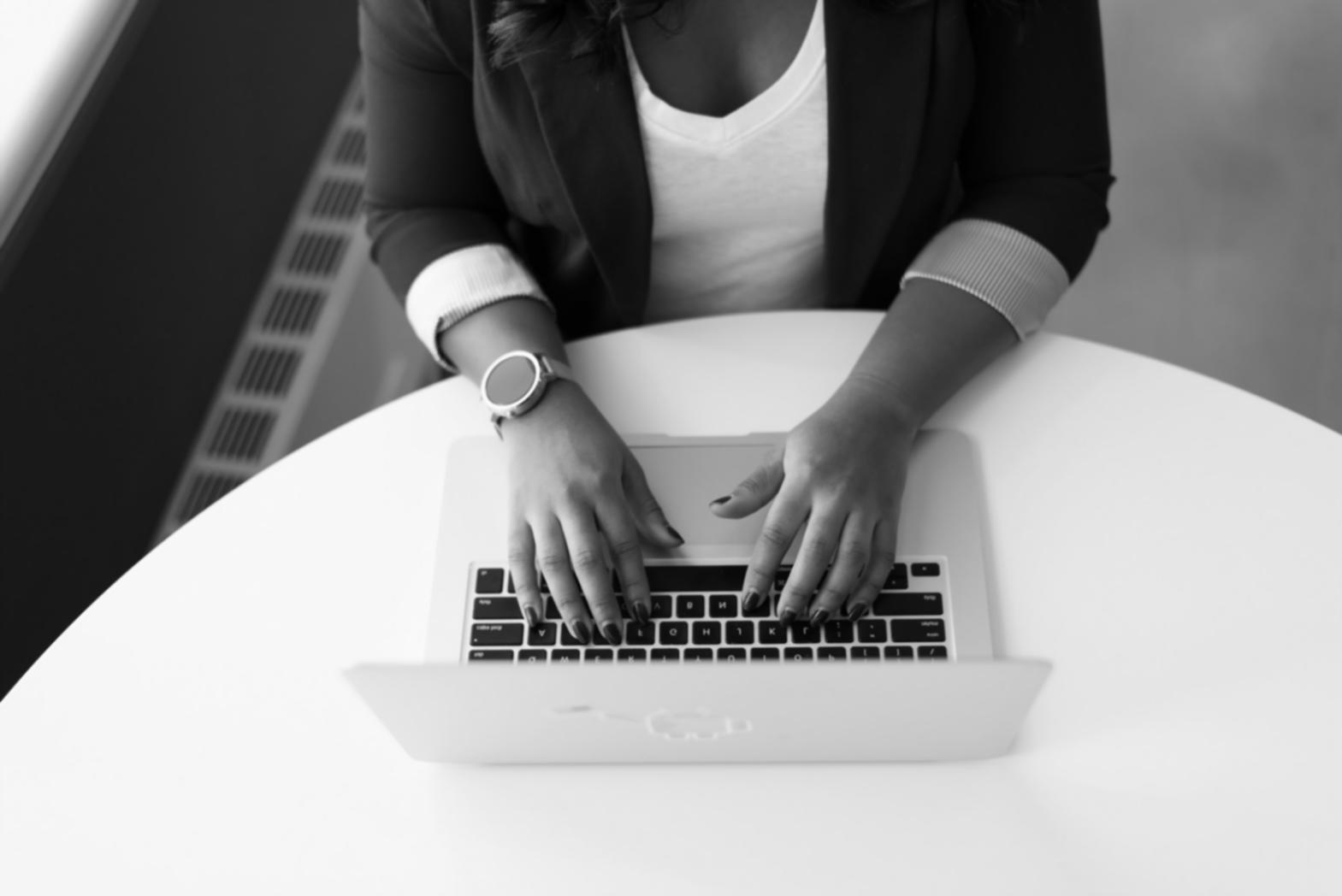 Teilnehmer arbeiten konzentriert an KI-Projekten in moderner Lernumgebung