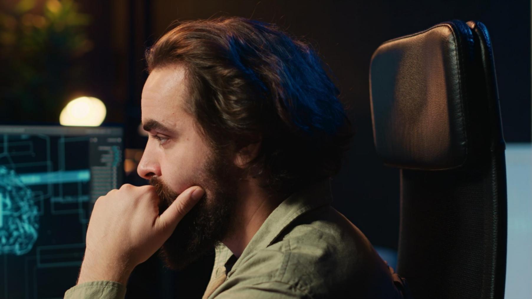 Arbeitsumgebung bei Mirontumoriq mit moderner Technologie für KI-Assistenten